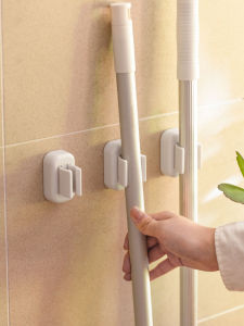 ที่แขวนไม้กวาดและไม้ถูพื้นติดผนังสำหรับห้องน้ำ ชั้นวางของพลาสติกแบบมีกาวในตัว สำหรับจัดระเบียบอุปกรณ์ทำความสะอาดบ้าน