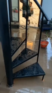 tangga putar pijakan plat bahan besi warna hitam