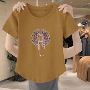 เสื้อยืดคอกลมแขนสั้นทรงสลิมฟิตสำหรับผู้หญิง ฤดูร้อน 2025 สไตล์จีนใหม่ เสื้อตัวบนทรงไม่สมมาตร แฟชั่น ลายพิมพ์