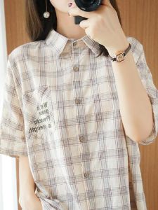 เสื้อเชิ้ตผู้หญิงทรงหลวมแขนสั้นลายสก็อตปักลายตัวอักษรสไตล์เกาหลีคลาสสิก ฤดูใบไม้ผลิ 2022 เสื้อเชิ้ตผู้หญิงทรงเข้ารูปพอดีตัว ฤดูใบไม้ผลิ