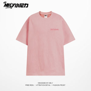 เสื้อยืดแขนสั้นผ้าหนังกลับสไตล์อเมริกัน NELY ทรงหลวม ปักตัวอักษร แฟชั่นสำหรับคู่รัก ฤดูร้อน 2025 เสื้อยืดคอกลม