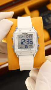 SKMEI เคสนาฬิกาแฟชั่นทรงสี่เหลี่ยมสายซิลิโคนการเคลื่อนที่ไฟฟ้ากันน้ำ30เมตรมีฟังก์ชั่นการนับถอยหลังเรืองแสงหลากฟังก์ชั่นกีฬากลางแจ้งแฟชั่น2526สไตล์โลหะ