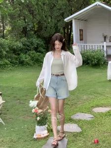 Quần Short Đenim Màu Xanh Nhạt Viền Thêu Hoa Slim Fit