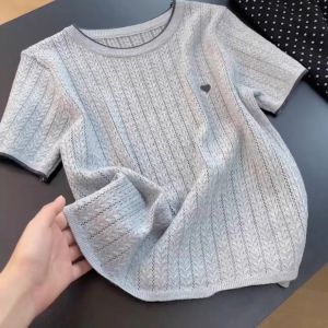 WANGGONGZHU | เสื้อยืดคอกลมปักแขนสั้นผู้หญิงฤดูร้อน 2025 เสื้อเชิ้ตทรงหลวมสไตล์เกาหลีแบบใหม่ที่สวมใส่ได้หลากหลาย