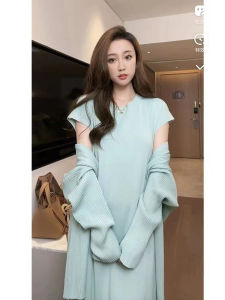 Maternity Spring Fashion: Trendy Mom Outfit & Loose Knitted Outerwear