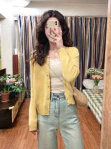 สั้นถักสีเหลือง เสื้อสเวตเตอร์ ผู้หญิง Early ฤดูใบไม้ผลิ 2024 คอกลมเปิด คาร์ดิเกน นุ่ม หวาน พรางหุ่น ขนาดเล็ก สไตล์เกาหลี