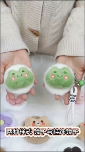 Cermin Lipat Rias 2 Sisi Gantungan Tas Kunci Kaca Rias Travel Size Portable Keychain Karakter Boneka