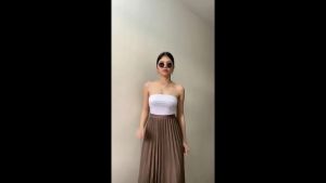 Korean medium length A-line long skirt for women with high waist and slim pleated skirt