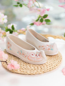 Elevated Inner Womens Shoes with Embroidery in Traditional Chinese Style Versatile Match Cat Pattern Low Heel for Daily Wear