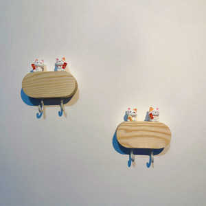 เก้าอี้ตั้งรูปแบบติดผนังสไตล์นอร์ดิก INS สำหรับประตูทางเข้าบ้าน เคาน์เตอร์สำหรับเก็บกุญแจ ชิ้นส่วนตกแต่งไม้สวยงาม 2 จุดแขวน