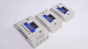 PWM ชาร์จเจอร์ 30A โซล่าชาร์จเจอร์ Solar Charge Controller แบตเตอรี่ 12V/24V LCD Display Solar Panel Charger 4USB โซล่าชาร์จเจอร์