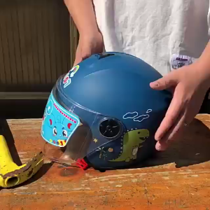 หมวกกันน็อคเด็ก ลายการ์ตูนไดโนเสาร์ สไตล์การ์ตูน สำหรับเด็กชายและเด็กหญิง อายุ 2-17 ปี ใช้ได้ทุกฤดู หมวกกันน็อคเต็มใบสำหรับมอเตอร์ไซค์