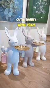 Patung Kelinci Dekorasi Interior dengan Nampan Emas Ideal untuk Ruang Tamu atau Meja Samping