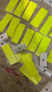 10 Miếng Dán Phản Quang Cảnh Báo Nguy Hiểm Ô Tô Xe Máy Kích Thước 8x3cm Có Keo Dán Tiện Lợi