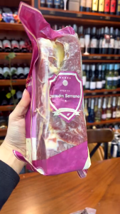 Hộp Quà 1kg Đùi Heo Trắng Serrano Không Xương Ủ Muối 16 Tháng Montesano - Chính Hãng Kèm Rượu Vang