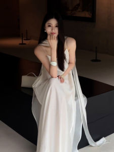 Karrar betsey | Halter White Dress