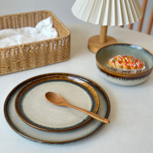 จานเซรามิกสไตล์ญี่ปุ่นย้อนยุคสำหรับเส้นหมี่สแตนเลส จานเนื้อสีดำ จานเส้นตรงสำหรับผู้ใหญ่ จานเส้น จานอาหาร จานเนื้อ จานเส้น