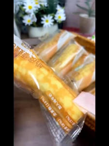 无蔗糖奶皮藜麦卷面包营养代餐健康早餐 Milk-skinned pork floss salad roll stuffed with popcorn toast