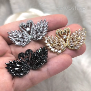 เข็มกลัด ฝังคริสตัลแท้ ลายหงส์ ขนาดพอเหมาะ เครื่องประดับ BRH0057 ValueJewelry