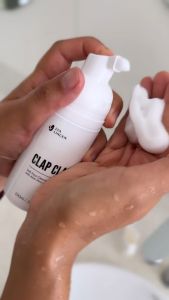 โฟมล้างหน้า ClapClap พร้อมสารลดแรงตึงผิวจากน้ำมันมะพร้าว อุดมด้วยว่านหางจระเข้และน้ำมันโจโจ้บา เพื่อป้องกันผิวแห้งหลังล้างหน้า 100 มล.