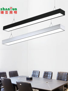 โคมระย้าแถบยาว LED สำหรับสำนักงานโคมไฟระย้าทรงสี่เหลี่ยมผืนผ้าสำหรับห้างสรรพสินค้าซูเปอร์มาร์เก็ตห้องฟิตเนสร้านอินเทอร์เน็ตคาเฟ่โคมไฟทรงสี่เหลี่ยมแบบยาว