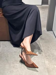 รองเท้าส้นสูงลายเสือดาวทรงหัวแหลมสำหรับผู้หญิง รองเท้าแตะหัวกลมแบบหัวเข็มขัด รองเท้าส้นเดี่ยวสุดเซ็กซี่ รองเท้าแฟชั่นสุดหรู