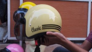 HELM BOGO CLASSIC BAHAN KULIT SINTETIS MOTIF JERUK SNI DEWASA PRIA DAN WANITA BOGGO RETRO KLASIK GLOSSY KACA DATAR CEMBUNG WARNA KUNING GADING
