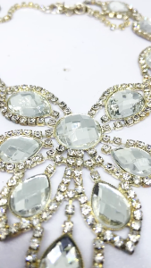 Fashionthai jewerly Accessories เซตสร้อยชุดคริสตัลทรงมาคี ชุดสร้อยคอแและต่างหูประดับเพชร