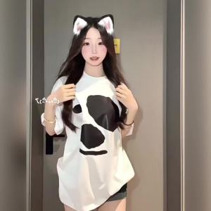 T-Shirt Wanita Lengan Pendek Ukuran Besar Uniseks Modis Pakaian Motif Anjing Abstrak Liburan Katun Tipis Bernapas Premium Desain Oversize Slim Fit Tren Streetwear 2025 Gaya Amerika Manis dan keren Kerah bulat Slip - on Tops Pakaian couple
