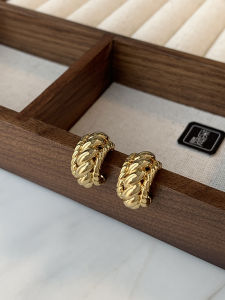 Elegant S925 Silver Needle French Twist Golden Twisted Ear Cuff Vintage High-End Geometric Shape Womens Fashion Jewelry