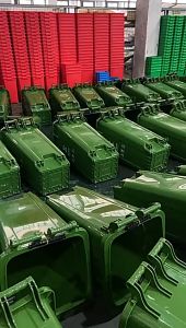 ถังขยะนอกบ้านแบบเหยียบ มีล้อ ขนาด 120 ลิตร สกรีนลาย สีดำ/แดง/เขียว/ฟ้า