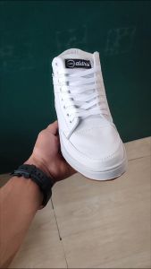 Aldhis Sepatu Putih Pria Boots Casual Cowok Keren Sneakers Fashion Lokal Brand Full White Antilslip
