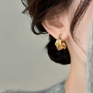 French Style Golden Metal Pure Silver Earrings Vintage High Quality Ear Jewelry Unique Ear Studs Fashionable Elegant