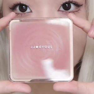 Bảng Phấn Má Hồng Đa Năng Judydoll - Thiết kế đĩa ngọc trai matte cao cấp tạo khối 3D tự nhiên với phấn bột siêu mịn tôn đường nét gương mặt. Sản phẩm đa chức năng: làm phẳng xương gò má phù hợp cho cả người mới bắt đầu