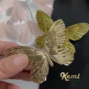 Bướm cài áo màu vàng ghim chất liệu không rỉ kt 8x6 cm
