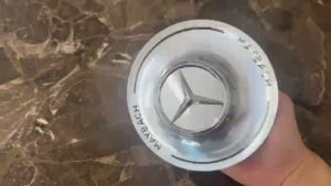 Logo chụp mâm ốp lazang bánh xe ô tô Maybach G010-C chân cài dạng xoáy ốc làm từ chất liệu hợp kim nhôm và nhựa ABS