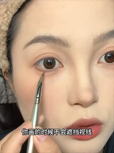 Professional Sickle Eyeliner Brush 150 Angle Synthetic Fiber Bristles Soft and Resilient for Lower Lash Line and Spot Concealing