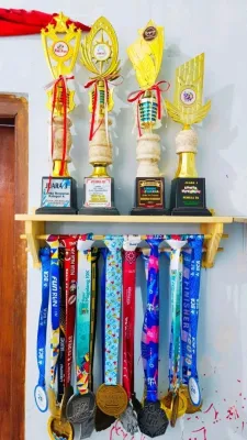 Rak Piala dan Gantungan Medali