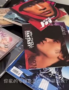 ●SG Seller● Stackable Multi Storage Purposed Clear Plastic Storage Bins with Magnetic Attraction Lid Dust-Proof Storage Box for Bag Book Soft ToyPerfumes and Souvenirs| Large Figures Collectibles Showcase| Toys Displays Box|Cosmetic Storage Case