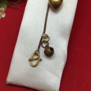 สร้อยข้อมือทองเหลืองโบราณลายกระดูกงูกลมห้อยจี้หัวใจสลับกระพรวน ความยาว 6.5 นิ้ว งานทองเหลืองแท้ พร้อมส่ง