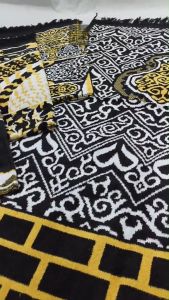 Sajadah Turki Motif Kiswah Ukuran 70 cm x 110 cm Tebal Halus Perlengkapan Shalat Pakaian Muslim