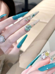 เล็บแต่งตัวแบบสวมใส่สีเขียวทะเลใหม่ในช่วงฤดูร้อน ทำด้วยมือ ชุบเงิน ประดับเพชร K9 สีสันสดใส ความยาวปกติ