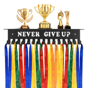 เหรียญแขวนจอแสดงผล Wall Mount โลหะ Trophy Rack ติดตั้งง่ายแขวนสร้างแรงบันดาลใจคํา Iron Honor NEVER GIVE UP