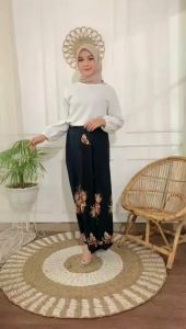 Sarung Batik Rayon Mbak Santri Ngaji | Seragam Irengan