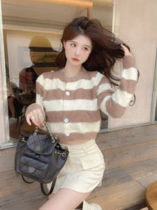 Áo Len Cardigan Dệt Kim Ngắn Mềm Mại Cho Nữ Mùa Đông 2025 Áo Khoác Ngoài Bằng Vải Nỉ Giả Lông Cáo Phong Cách Thường Ngày