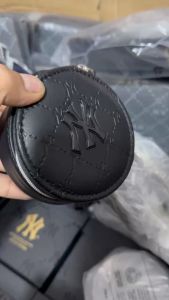 Ví Tròn Mini Cầm Tay NY Monogram Kích thước: 13cm x 13cm x 5cm