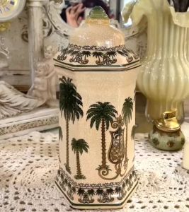 Hũ cổ điển thiết kế theo kiểu rạng men cùng với những cây dừa-Classic jar designed in enamel style with coconut trees