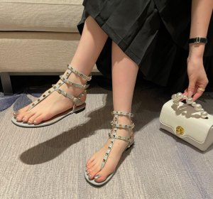 Flat Roman Style Sandals Womens Summer New Fashion Fairy Style Rivet Buckle Strap Clip Toe Sandals Match Skirts PU Material