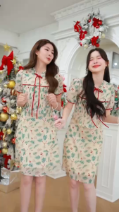 Christmas is coming เดรสชีฟอง พิมพ์ลาย collection Christmas ลายสวยน่ารัก โทนสีครีมตัดขอบแดง มีดีเทลจับจีบผูกโบว์ช่วงคอ ช่วงอกอัดพลีทระบายสวยพริ้ว สวยใส่ได้ทั้งเทศกาลคริสมาสหรือจะใส่เป็นeveryday look ก็สวยค่ะ เป็นซิปหลัง มีซับใน