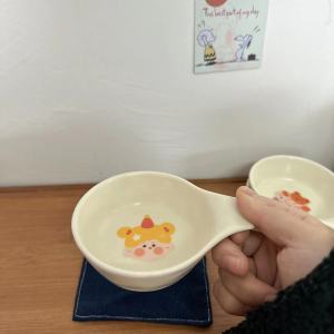 ชามใส่ซอสลายการ์ตูนสไตล์ญี่ปุ่นจานใส่ซอสถั่วเหลืองจานใส่ซอสถั่วเหลืองเซรามิกชามใส่เครื่องปรุงสไตล์เกาหลีสไตล์ INS แบบไม่สม่ำเสมอพร้อมที่จับ